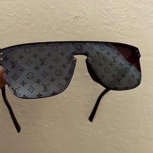 Louis Vuitton sunglasses
keyhole bridge monogram-enhanced lenses